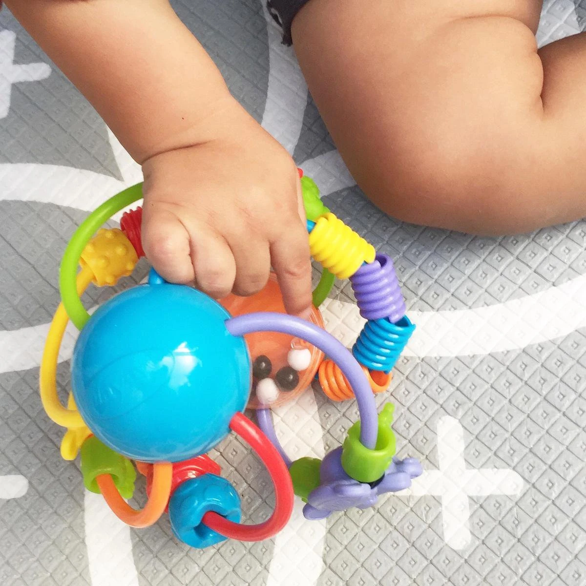 Playgro Speel En Leerbal - Grijp- En Bijtspeelgoed - Klikklak Geluiden - Spiegeltje - Kralen - Cilinder Met Rattelende Ballen - Afbeelding 9