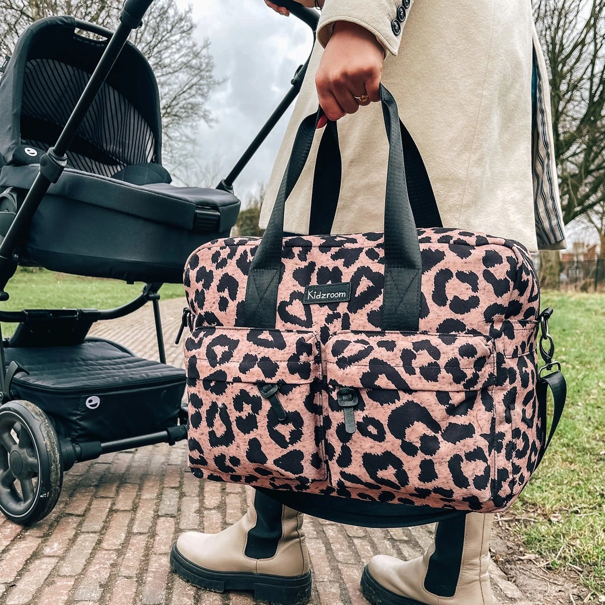 Kidzroom Gorgeous Luiertas - Bruin - Ophanglussen Kinderwagen - Verschoonmatje - Verstelbare Schouderband - Afbeelding 8