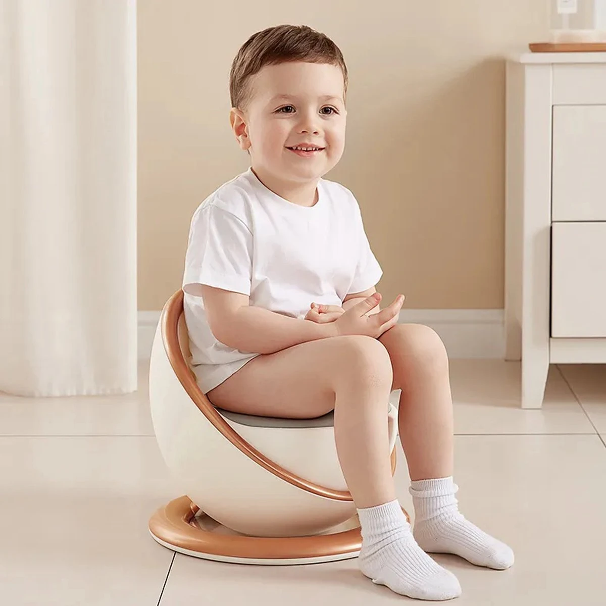 XIORI-SEMS - Plaspotje - Potje Peuter - Potje - WC Verkleiner - WC Potje Peuter - Toilet - Zindelijkheid - Toilettrainer - Wit Met Goud - Design - Jongens En Meisjes - Kraamcadeau – Kraamvisite – Babyshower – Verjaardag - Cadeau - Potje Goud - Afbeelding 2